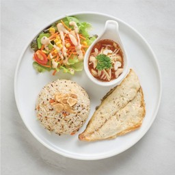 ข้าวกระเทียมปลาซีบรีมย่างยำมะม่วง