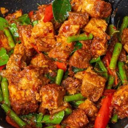 หมูโคตรกรอบผัดพริกแกง ราดข้าว