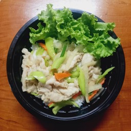 ข้าวราดผัดพริกหยวกหมูหมัก