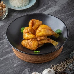 ปลาทรายทอดซอสไข่เค็ม