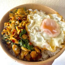 ผัดกระเพราหอยลาย + ไข่ดาว