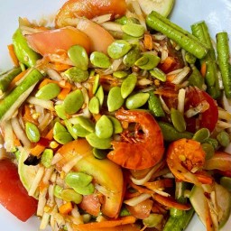 ส้มตำหญิงกลาง - ข้าวมันไก่แม่ประนอม สาขา1 ห้างแมคโครป่าตอง