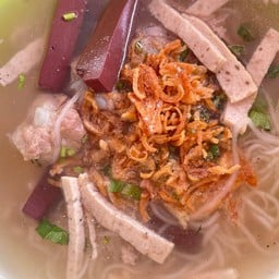 เฮง เฮง กวยจั๊บญวนริมทางรถไฟ (ถนน มหาราช 1)