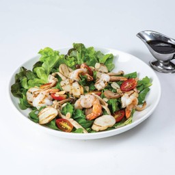 สลัดร็อกเก็ตกุ้งและเห็ดรวมย่าง