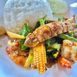 ข้าวผัดพริกแกงรวมทะเล