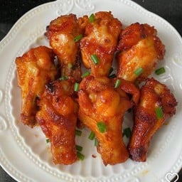 ปีกไก่บนนิวออร์ลีนส์ 3 ชิ้น พร้อมข้าวสวยร้อนๆ