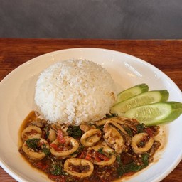 ข้าวกะเพราปลาหมึก