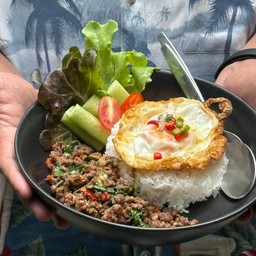 ข้าวกะเพราเนื้อโคขุนบด Original + ไข่ดาว.