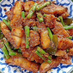 ข้าวราดผัดพริกแกงหมูกรอบ