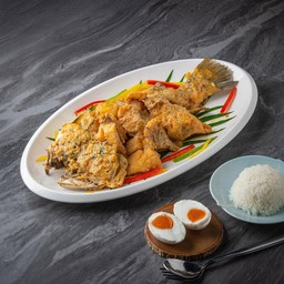 ปลากระพงทอดซอสไข่เค็ม
