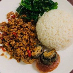 กระเพราหมูสับไข่เยี่ยวม้า