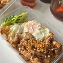 หมูกระเทียม ฟรีไข่ดาว