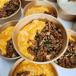 ข้าวกะเพราหมูสับ ไข่ข้น