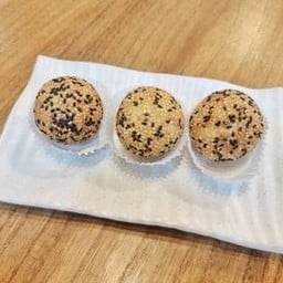 H4. ข้าวเหนียวงาทอดไส้ครีม ( 3 ชิ้น )