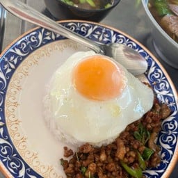 กะเพราริมน้ำ ( สูตรเจ๊ยุ่ง )