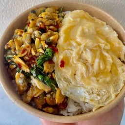 ผัดกระเพราหอยลาย + ไข่ข้น