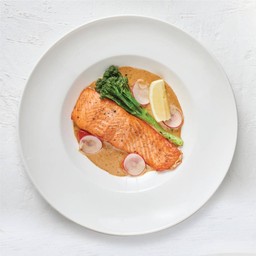 สเต๊กปลาแซลมอนซอสเฮิร์บบัตเตอร์