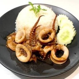 ข้าวหมึกทอดกระเทียม
