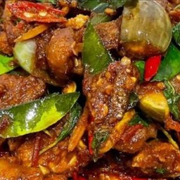 ผัดเผ็ดสามชั้นราดข้าว