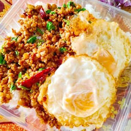 กะเพราถาด ข้าวกะเพราหมูสับ+ฟรีไข่ดาว2ฟอง