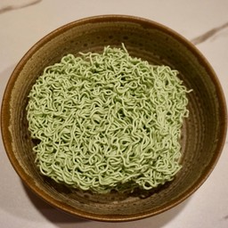 เส้นบะหมี่ผักสีเขียว Green vegetable noodles