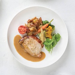 สเต๊กหมูทรัฟเฟิลซอสเกรวีมัสตาร์ดมันฝรั่งผัดและผักย่าง