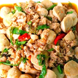 กระเพราลูกชิ้นหมูสับ