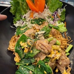 มาม่าผัดไข่ใส่หมู