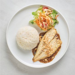 ข้าวปลาซีบรีมย่างซอสกระเทียมพริกไทยดำ