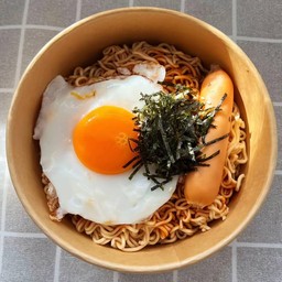 มาม่าเกาหลีไส้กรอกรมควัน+ไข่ดาว