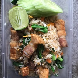 ข้าวผัดหมูกรอบ