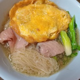 เส้นหมี่ราดหน้าหมูใส่ไข่พิเศษ