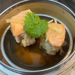 F3.กุ้งแซลม่อนนึ่งซีอิ้ว ( 1 ชิ้น )