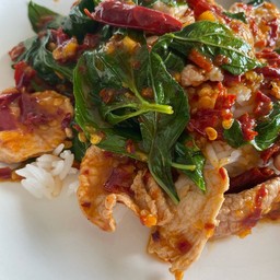 ผัดพริกแห้งโหระพา