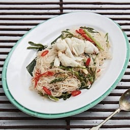 ผัดหมี่กระเฉดปู