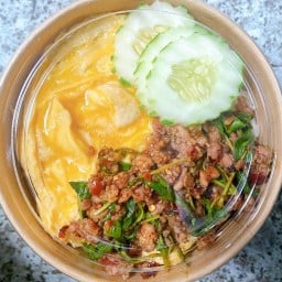 ข้าวไข่ข้นกระเพรา, หมี่คลุกไก่ฉีก Fusion Food ตาบุ๊ค & ยายอัยย์ Fusion Food ตาบุ๊ค & ยายอัยย์