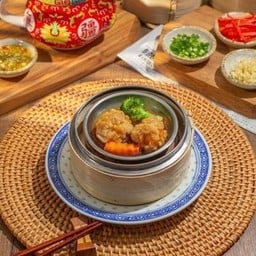 C.9 ลูกชิ้นกุ้งบล๊อกโคลี่น้ำแดง ( 2 ชิ้น )