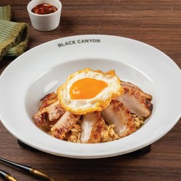 ข้าวผัดกระเทียมหมูคูโรบูตะย่างจิ้มแจ่ว