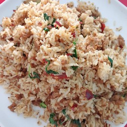 ข้าวคลุกกะเพราเนื้อ