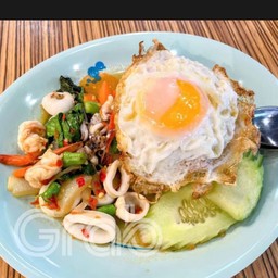 ข้าวกระเพราปลาหมึก
