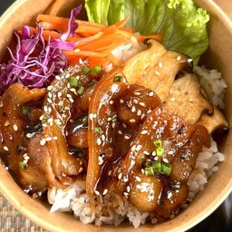 ข้าวหน้าหมูสามชั้นซอสเทอริยากิ