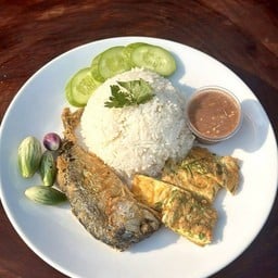 ข้าวหน้าปลาทูไข่ชะอม น้ำพริกกะปิ ผักสด