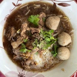 ก๋วยเตี๋ยวเนื้ิอ-หมู (หน้าโรงงาน ILC)