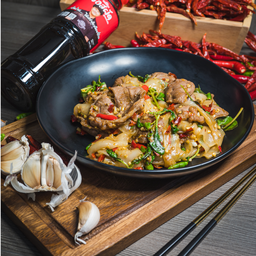 กะเพราเส้นใหญ่-เนื้อน่องลาย