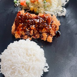 ข้าวไก่กรอบราดซอสกะเพรา