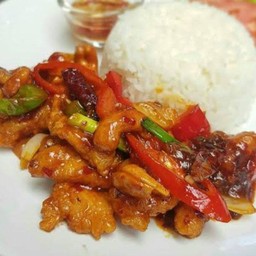 ข้าวราดผัดเม็ดมะม่วงหิมพานต์