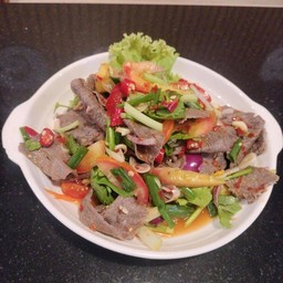 ยำเนื้อโคขุนสไลด์ รสจัดจ้านในย่านนี้