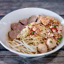 ต่อคิวก๋วยเตี๋ยวหมูต้มยำน้ำใส