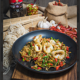 กะเพราเส้นบะหมี่-ปลาหมึก