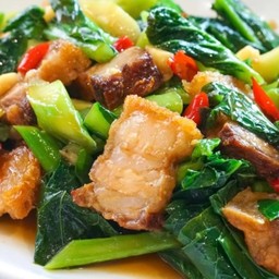 คะน้าหมูกรอบ